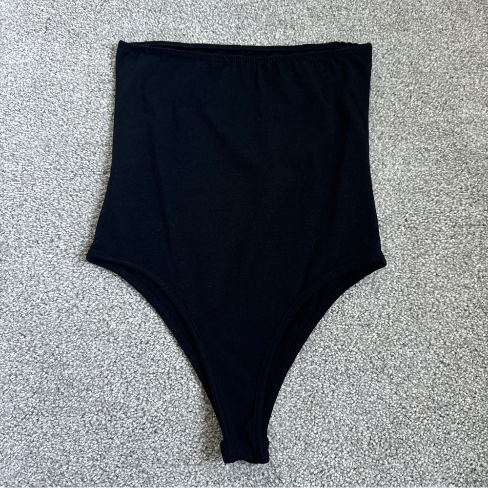 Prettylittlething Basic Black Cotton Blend Bandeau Bodysuit - Picture 7 of 8